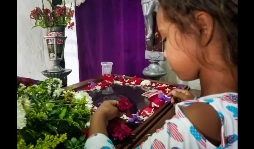 Familiares de presos del centro de reclusión de la Comandancia General de la Policía de Carabobo participan en el velatorio de sus parientes hoy, viernes 30 de marzo de 2018, en Valencia (Venezuela). EFE