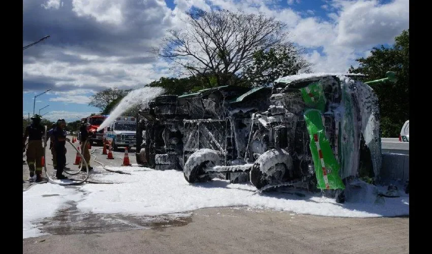 Así quedó el bus que se volcó ayer en el puente sobre el río Tinoco, en la vía Interamericana.