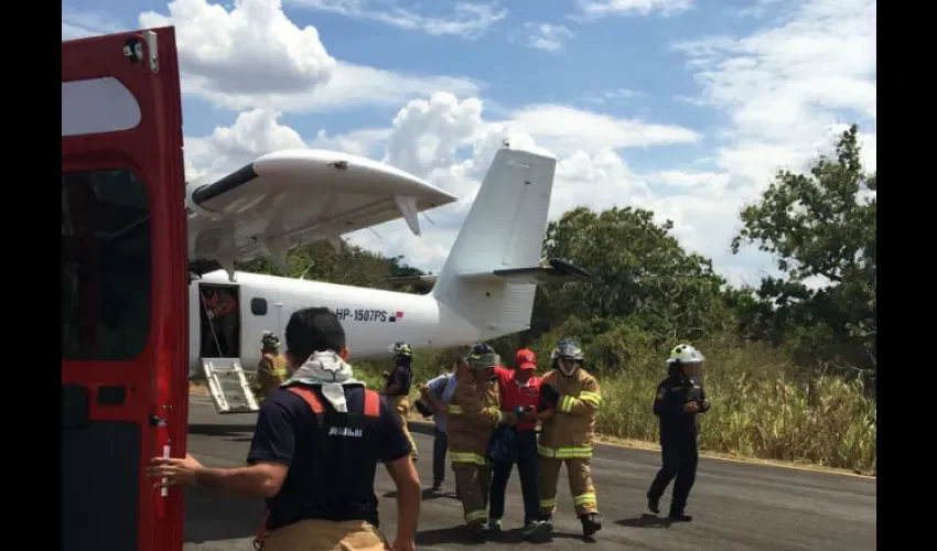 Foto ilustrativa del momento en que personal del Benemérito Cuerpo de Bomberos de la República de Panamá ayudó a los afectados. Cortesía 