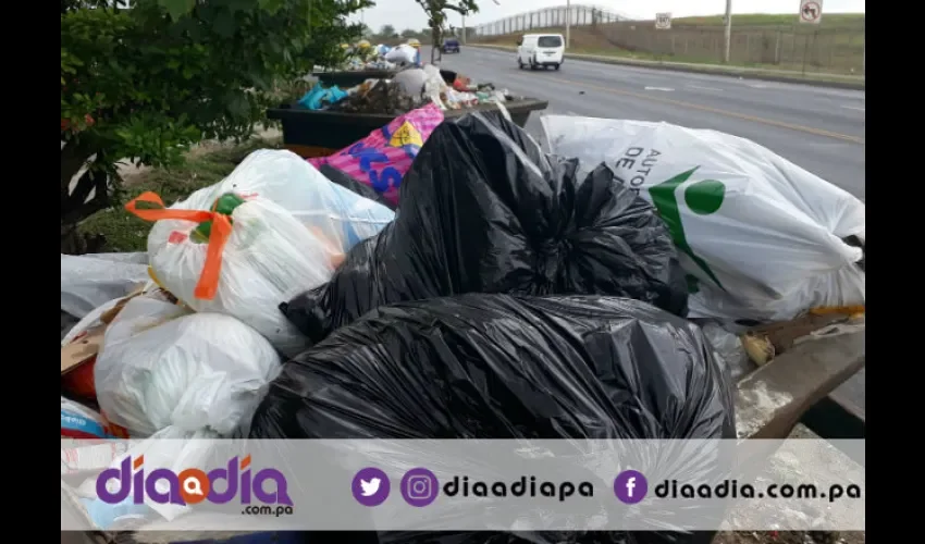 En muchos lugares del corregimiento hay tinaqueras llenas de basura. Foto: Jesús Simmons