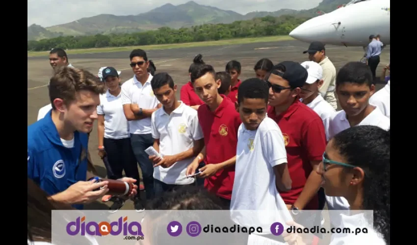 Más de dos mil escolares conocieron los aviones "cazahuracanes". Foto: Jesús Simmons