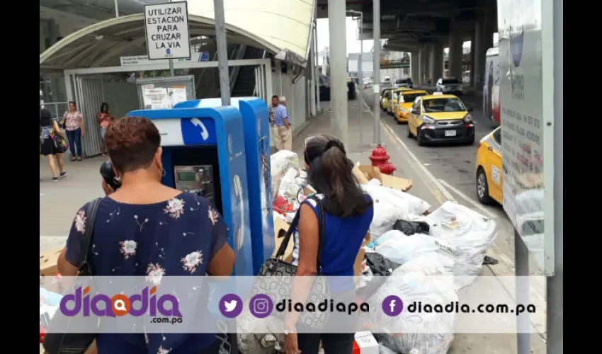 A la gente no le queda de otra si quiere utilizar el teléfono que soportar la basura maloliente. Foto: Jesús Simmons