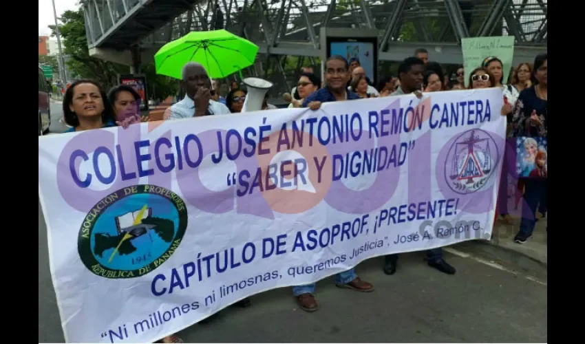 Profesores del JARC protestan.