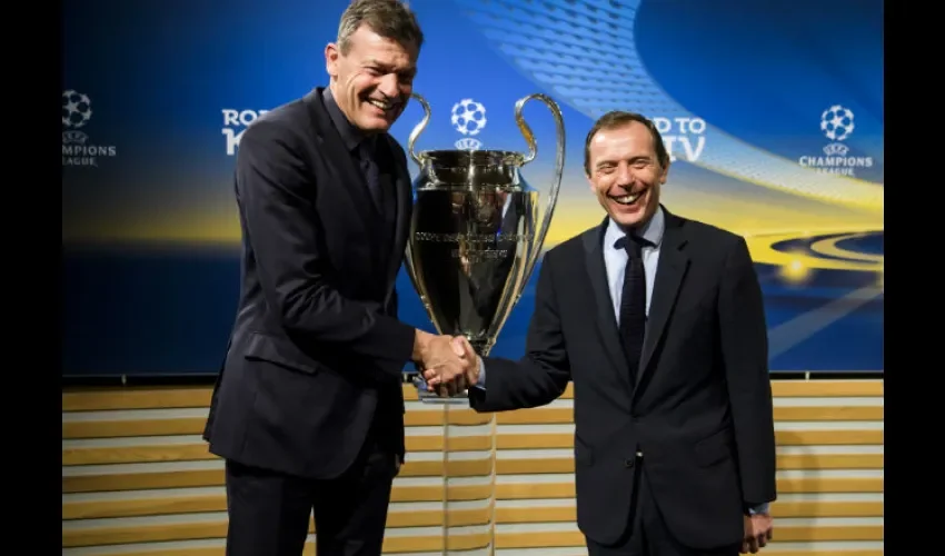 Andreas Jung (Bayern) junto a Emilio Butraguen (Real Madrid)./AP