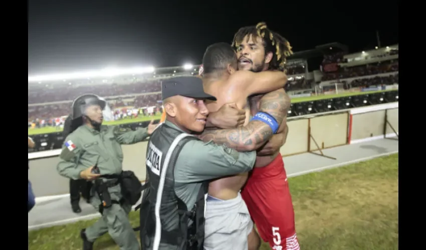 Román Torres no se negó a abrazar a los fanáticos el día que Panamá clasificó al Mundial./Anayansi Gamez