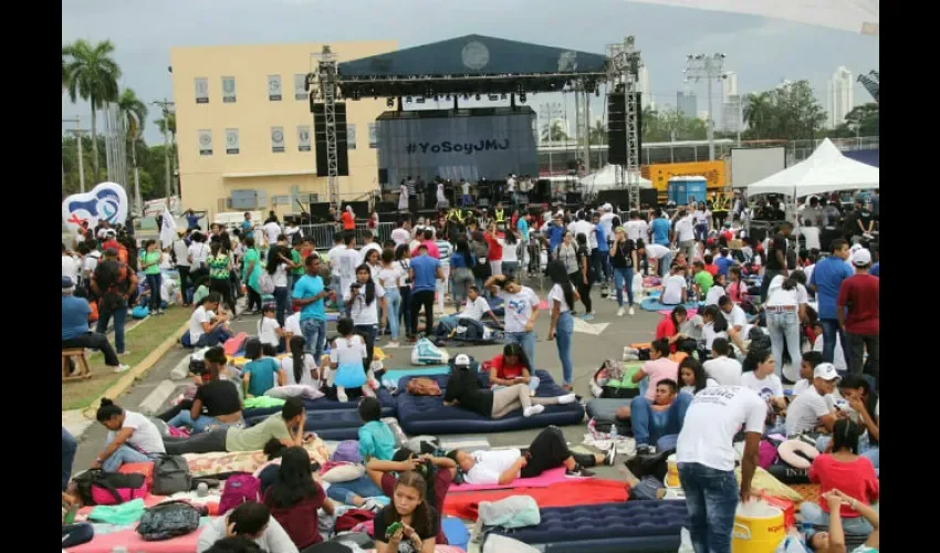 vigilia juvenil en el  estadio Rommel Fernández.