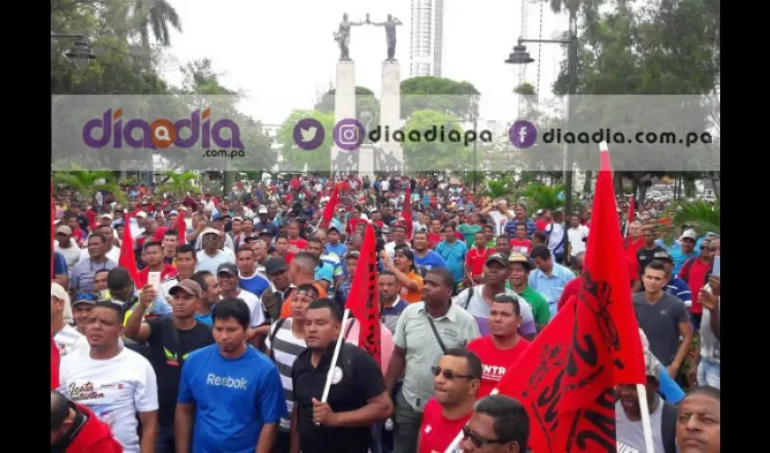 Los días miércoles, jueves y viernes próximo, el sindicato seguirá entregando a los obreros el subsidio por el fondo de huelga. Foto: Jean Carlos Díaz 