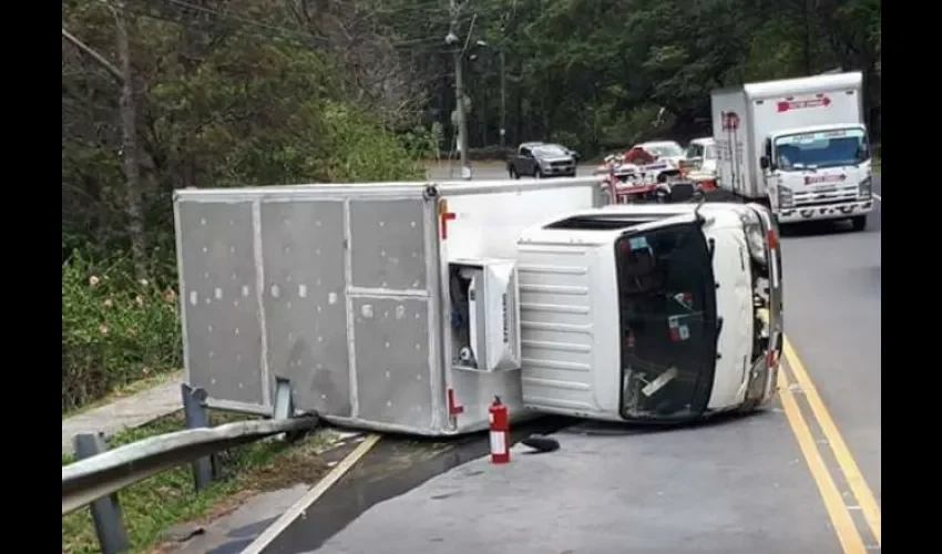 El accidente provocó un tranque vehicular en el área. 