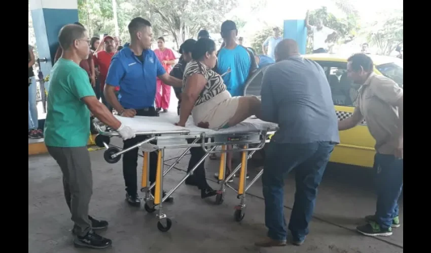 Los tres fueron atacados a tiros cuando estaban en su residencia. 