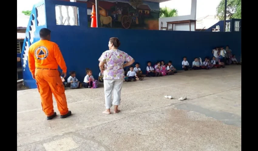 Los niños esperaron a sus padres en la cancha de la escuela. 