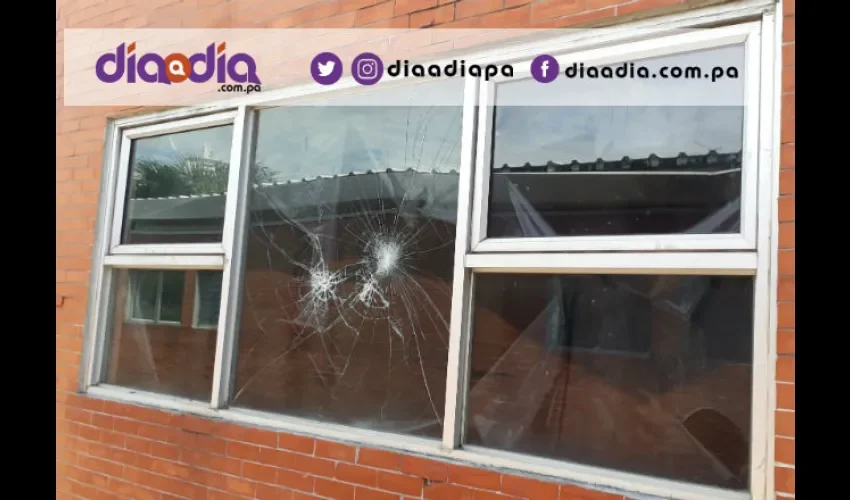 Las ventanas del edificio donde funcionarían los restaurantes están quebradas. Foto: Jesús Simmons