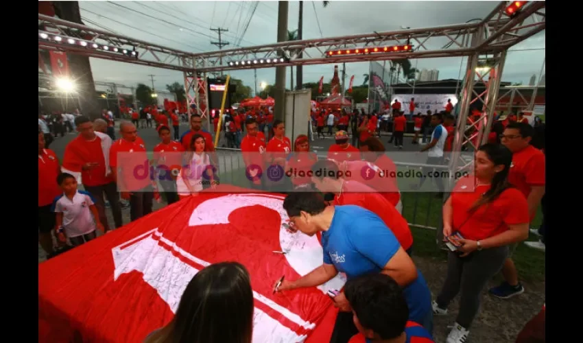 Firmando la camiseta.