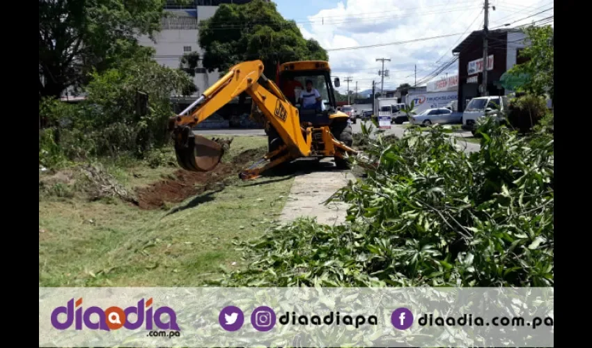 En Juan Díaz los moradores están colaborando con los operativos para minimizar las inundaciones. Foto: Jesús Simmons