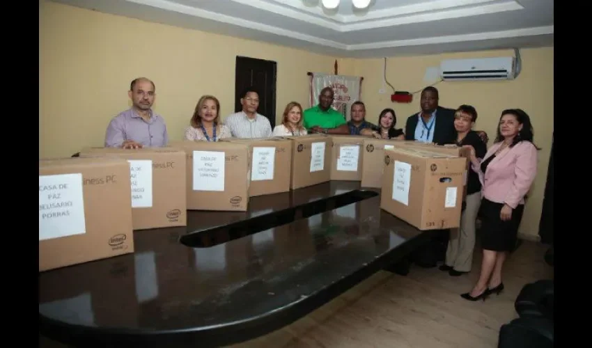 Les entregaron una computadora móvil a cada juez de paz. Foto: Cortesía