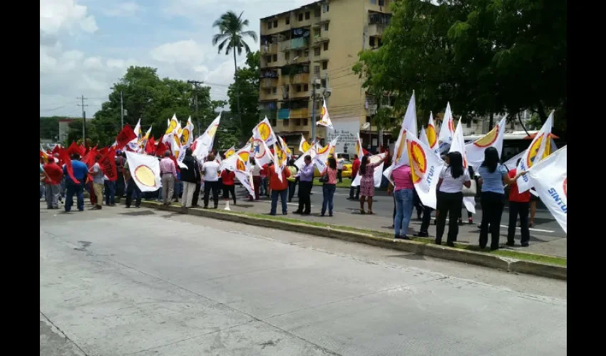 Protestan para apoyar al Suntracs. 