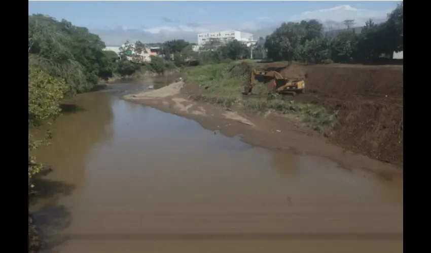 Cuando se sale de su cauce ocasiona inundaciones en diferentes lugares del corregimiento de Juan Díaz. Foto: Archivo