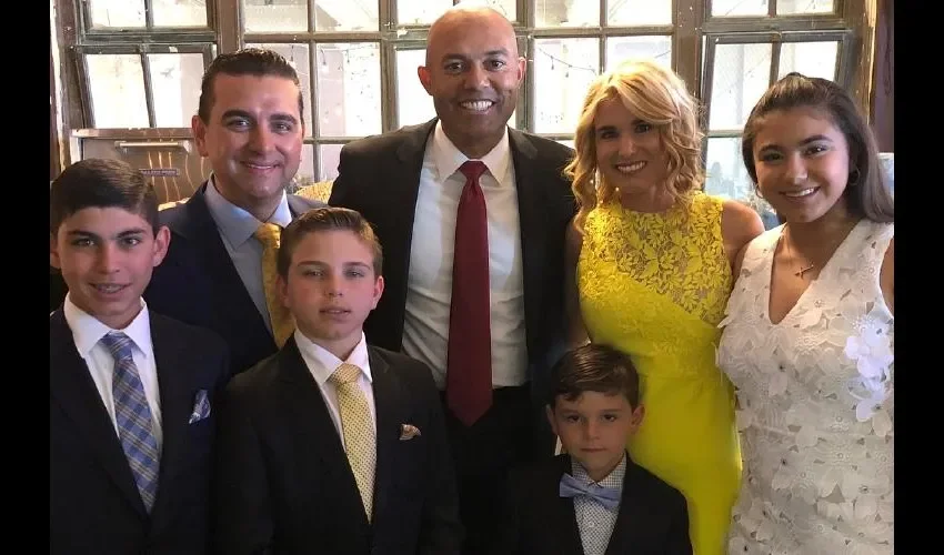 "Buddy" Valastro, su familia y Mariano Rivera. / Foto: Redes