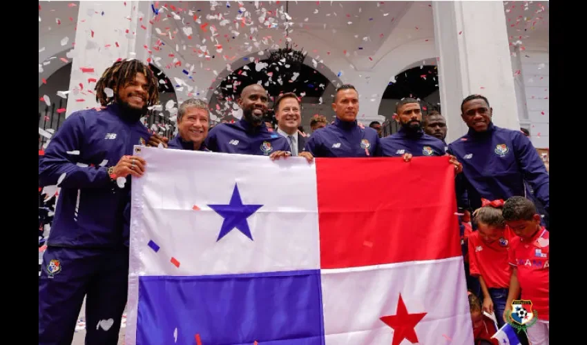 Los jugadores posan con la bandera de Panamá.