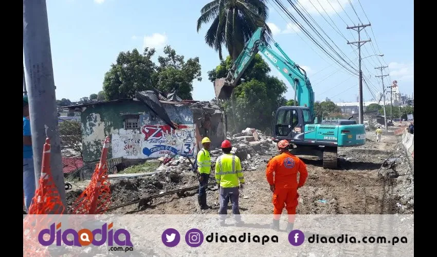 Pequeños comerciantes del área de la garita 180 fueron desalojados y sus quioscos demolidos.