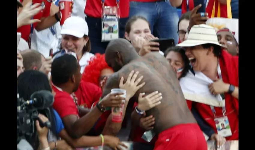 Felipe Baloy celebra junto a la fanáticada el primer gol de Panamá en una Copa del Mundo./AP