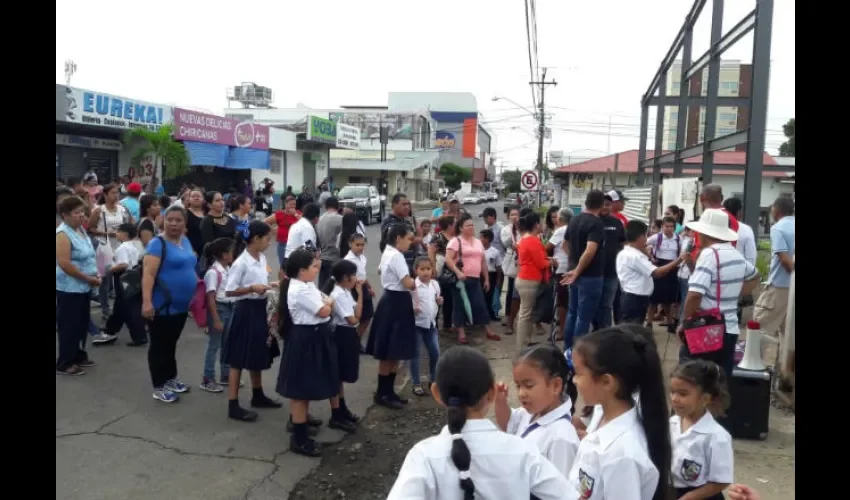 Están cansados de dar clases en lugares alquilados por Meduca. 