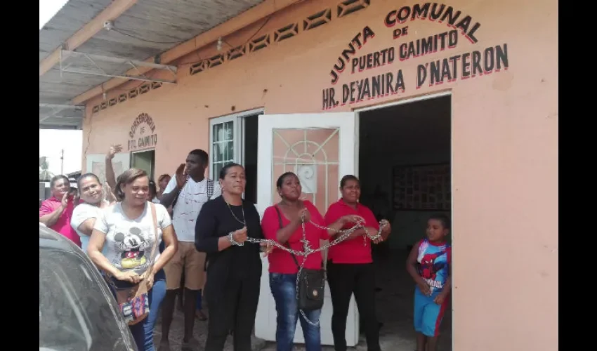 También cerraron la vía hacia el centro de Puerto Caimito. 