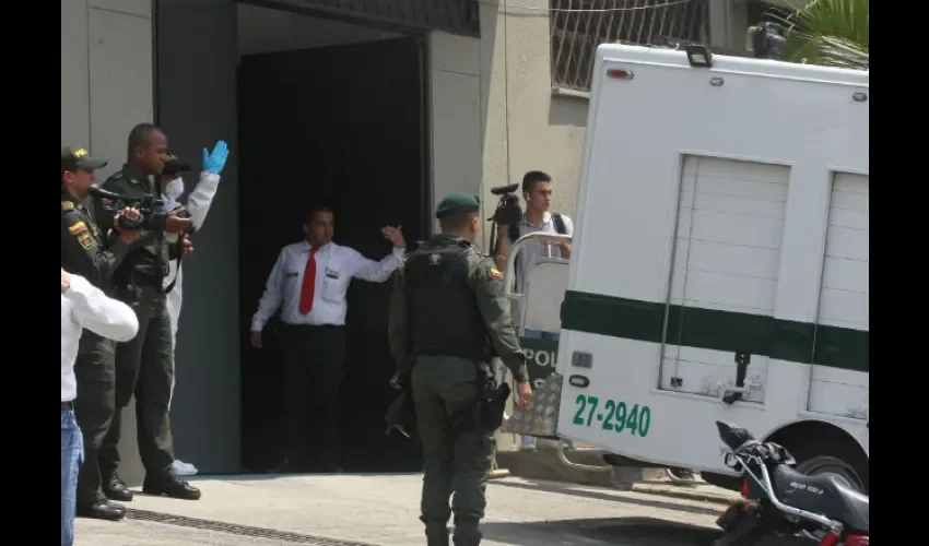 Cuando vehículo de la Policía llega al Instituto Nacional de Medicina Legal. Foto: Efe 