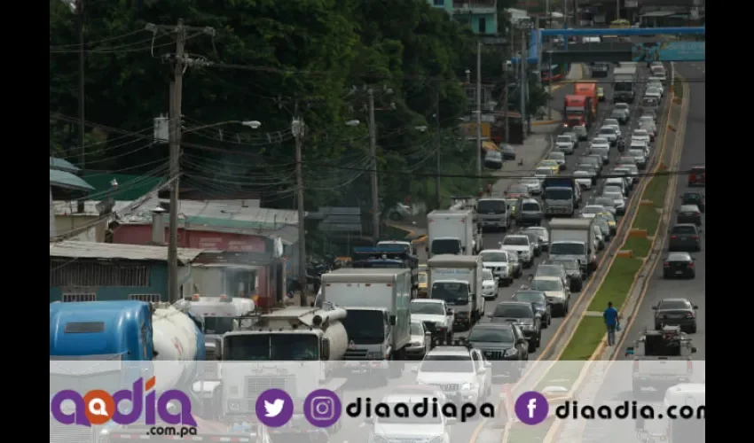 El tranque agobia a los conductores, ya no saben qué hacer. Foto: Roberto Barrios