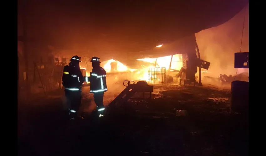 Foto ilustrativa del incendio registrado en la recicladora. Foto: Bomberos de Panamá 