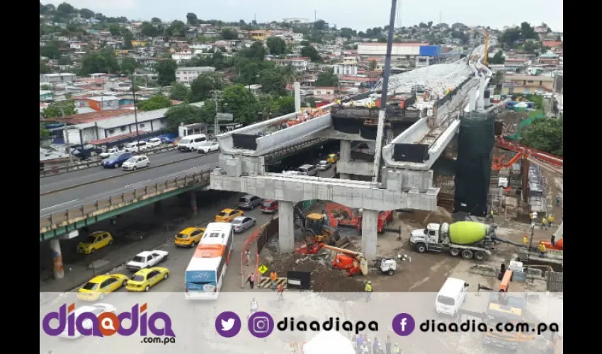 Ya están instalando el techo a la futura estación San Miguelito. Foto: Jesús Simmons