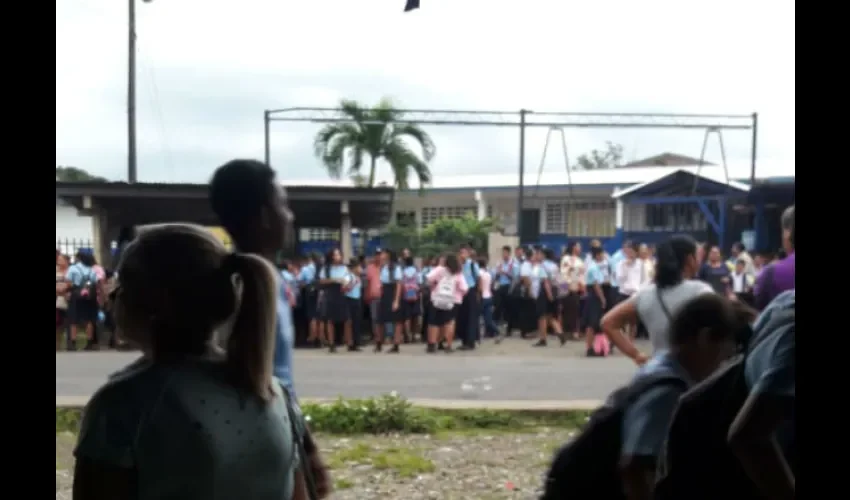 Foto ilustrativa de lo estudiantes fuera de los salones por la paralización de clases. 