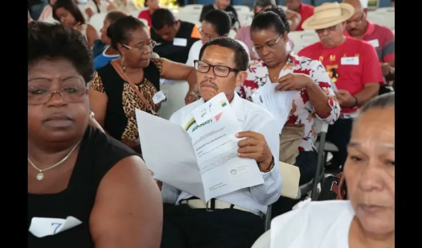 Los beneficiados estaban felices con su título. Foto: Cortesía