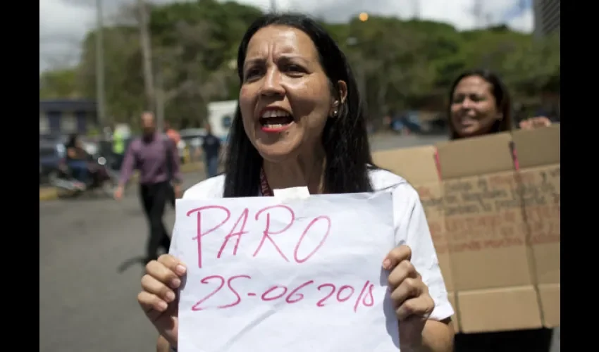 En el centro de la ciudad, enfermeras paralizaron el tráfico. 