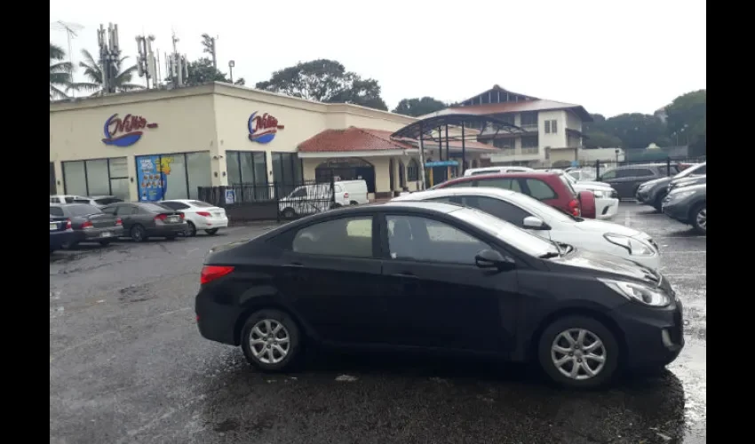 Según la cobradora de los estacionamientos hay gente que duerme en sus autos. Foto: Jesús Simmmons