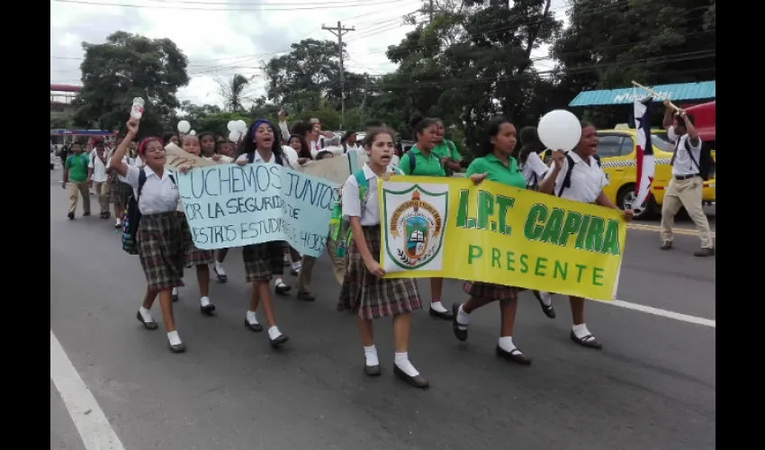 Las protestas surgen luego de la muerte de un estudiante del colegio. 