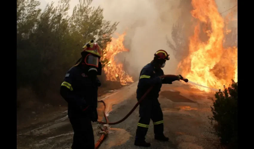 El incendio está a una distancia de 590 km de Atenas.