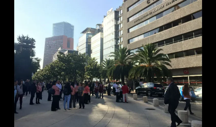 Personas permanecieron fuera de los edificios por seguridad. Foto: EFE