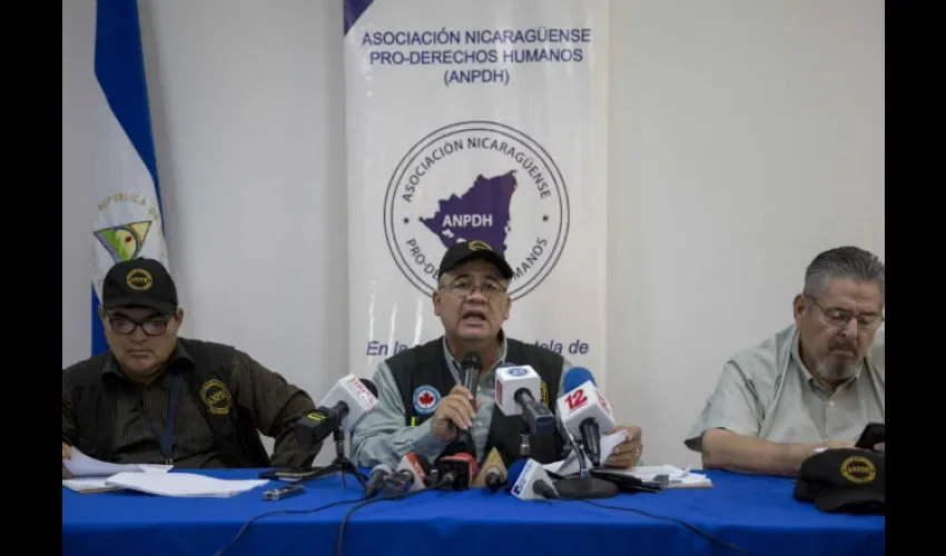 Familiares de estudiantes de la Universidad Nacional de Managua celebran, luego de que salieran del resguardo en la parroquia Divina Misericordia, en Managua (Nicaragua).