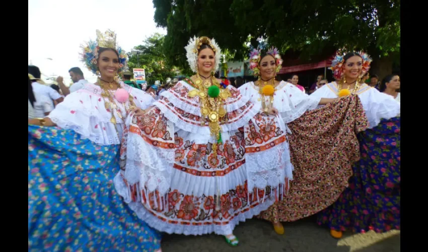 Foto ilustrativa el paseo de la reina por las principales calles. 