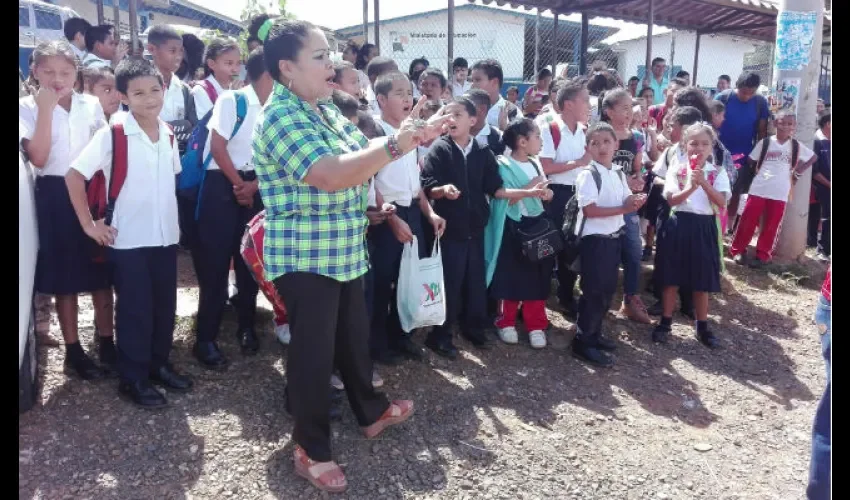 Próximo a la escuela hay un tanque de reserva de agua. 