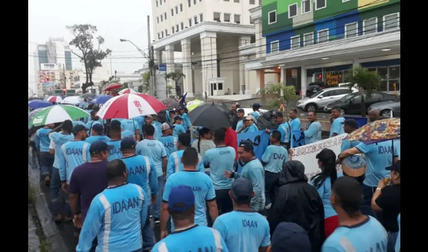 Trabajadores del Idaan.