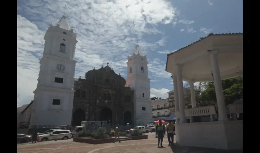 En la parte frontal de la iglesia es evidente las intervenciones que se han realizado desde el 2016 cuando inició la obra. Foto: Roberto Barrios