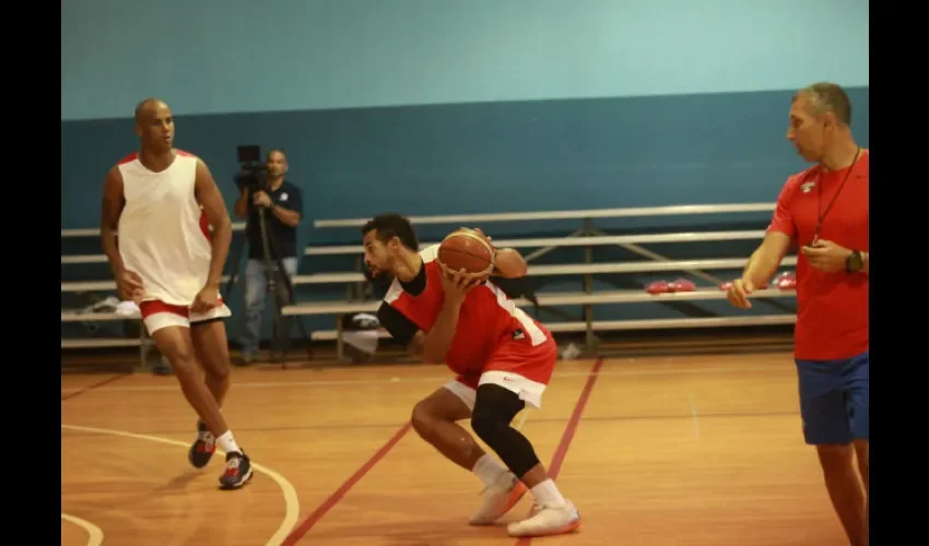 La selección de baloncesto está concentrada en su trabajo. Foto: Anayansi Gamez