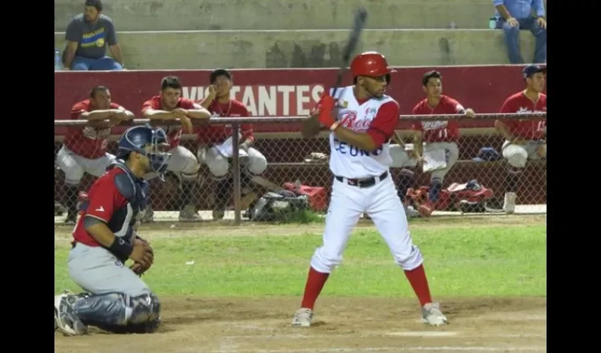  Edgard Muñoz en un turno al bate con los Rojos de Caborca, en la Liga del Norte de México. Tomado de Twitter