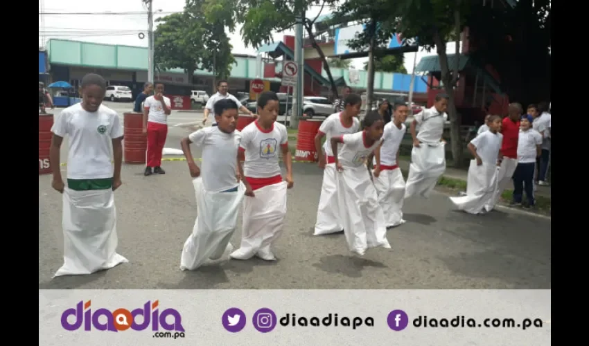 La tradicional carrera de sacos no podía faltar. Foto: Jesús Simmons