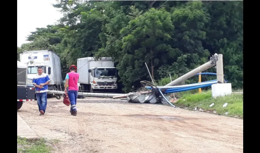 La vía quedó completamente cerrada mientras se ejecutaban los trabajos de reparación. Foto: Thays Domínguez