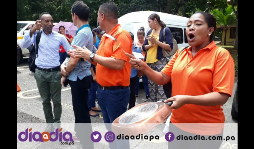 Educadores dijeron que sus pailas están volteadas. Foto: Jesús Simmons