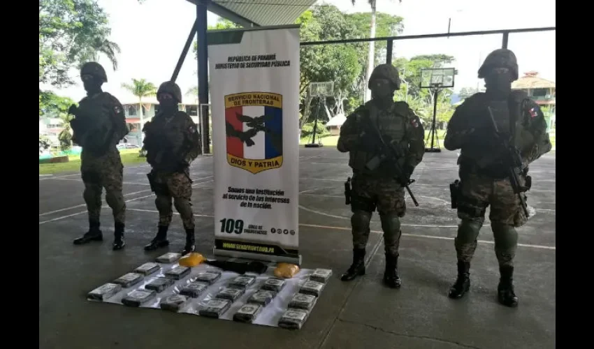 Presentaron la droga y arma decomisada. Foto: Cortesía