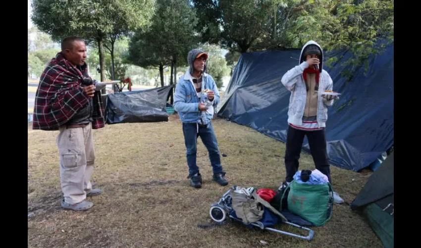 Les brindan la ayuda humanitaria. Foto: EFE