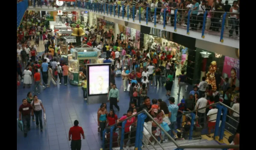 Algunos centros comerciales abrirán sus puertas en horario extraordinario para que los consumidores puedan aprovechar las promociones. Foto: Archivo